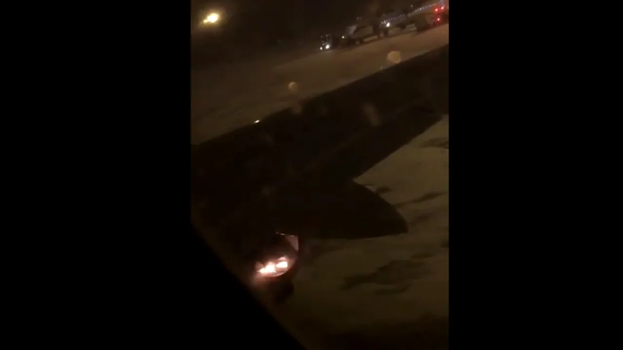 VIDEO Momentul în care motorul unui avion ia foc, chiar înainte de decolare