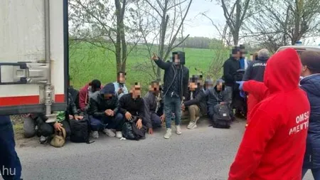 Autoritățile ungare au descoperit peste 15 migranți, înghesuiți într-un tir fără ventilație. PONTUL, trimis de autoritățile române