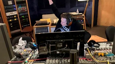 Elon Musk, dezlănțuit într-un studio de înregistrări. Miliardarul a lansat o piesă pe SoundCloud