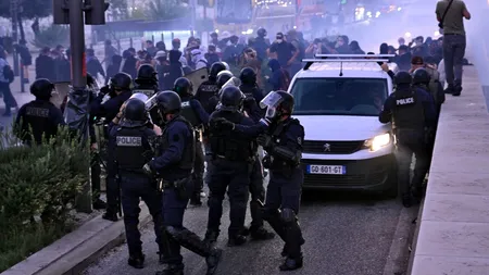 Greve și PROTESTE masive în Franța. Până 900.000 de persoane, printre care profesorii și medicii, în stradă: „Ajunge cu sacrificiile”