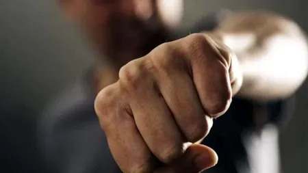 BĂTAIE generală pe o stradă din Sectorul 4: Șase persoane au fost arestate, iar un adolescent de 16 ani a fost plasat sub control judiciar