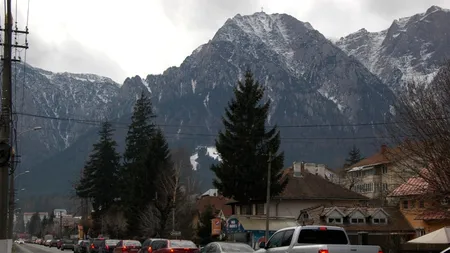 Mii de turiști petrec Paștele pe Valea Prahovei, deși în stațiuni plouă, iar pe munte ninge viscolit