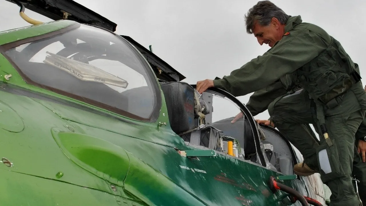 Mircea Dușa a zburat cu un MiG 21 Lancer și l-a însoțit pe Victor Ponta într-o aeronavă militară. GALERIE FOTO