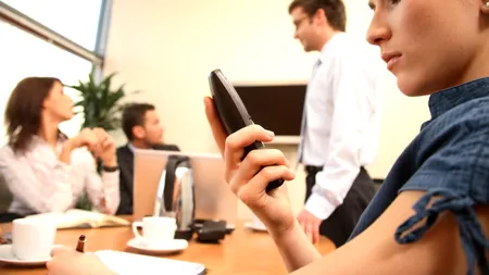 Lucra la o importantă firmă de cosmetice. Când a fost anunțată că e concediată, a pus la cale un plan care să-i pedepsească pe șefi și să distrugă imaginea firmei