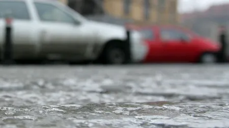 Patru persoane, între care un copil de 4 ani, rănite într-un accident pe un drum acoperit cu gheață