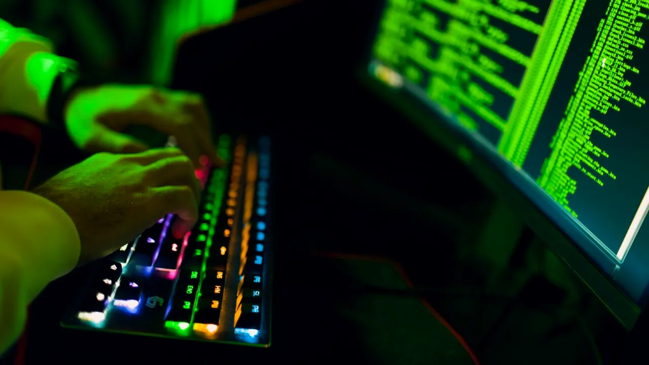 Luna iubirii sau luna înșelătoriilor romantice? DNSC atrage atenția asupra escrocilor sentimentali