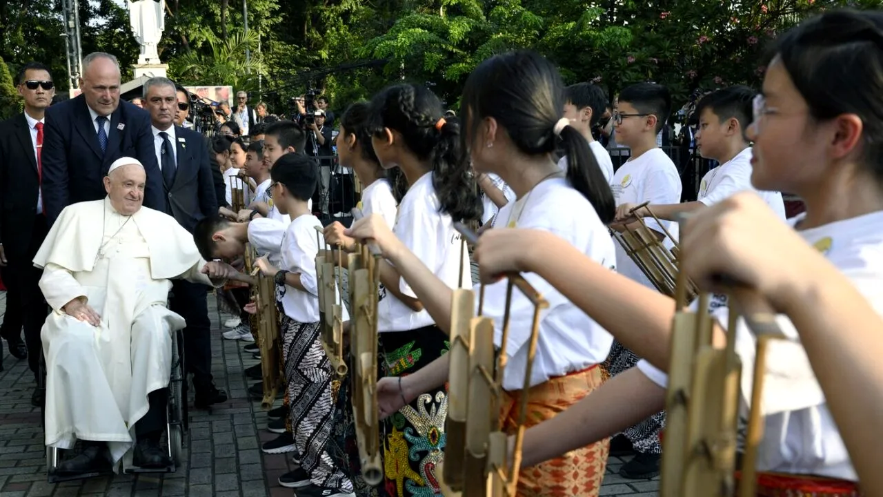 Papa laudă INDONEZIA pentru rata ridicată a natalității. Suveranul Pontif a glumit pe seama celor care preferă să crească PISICI sau CÂINI