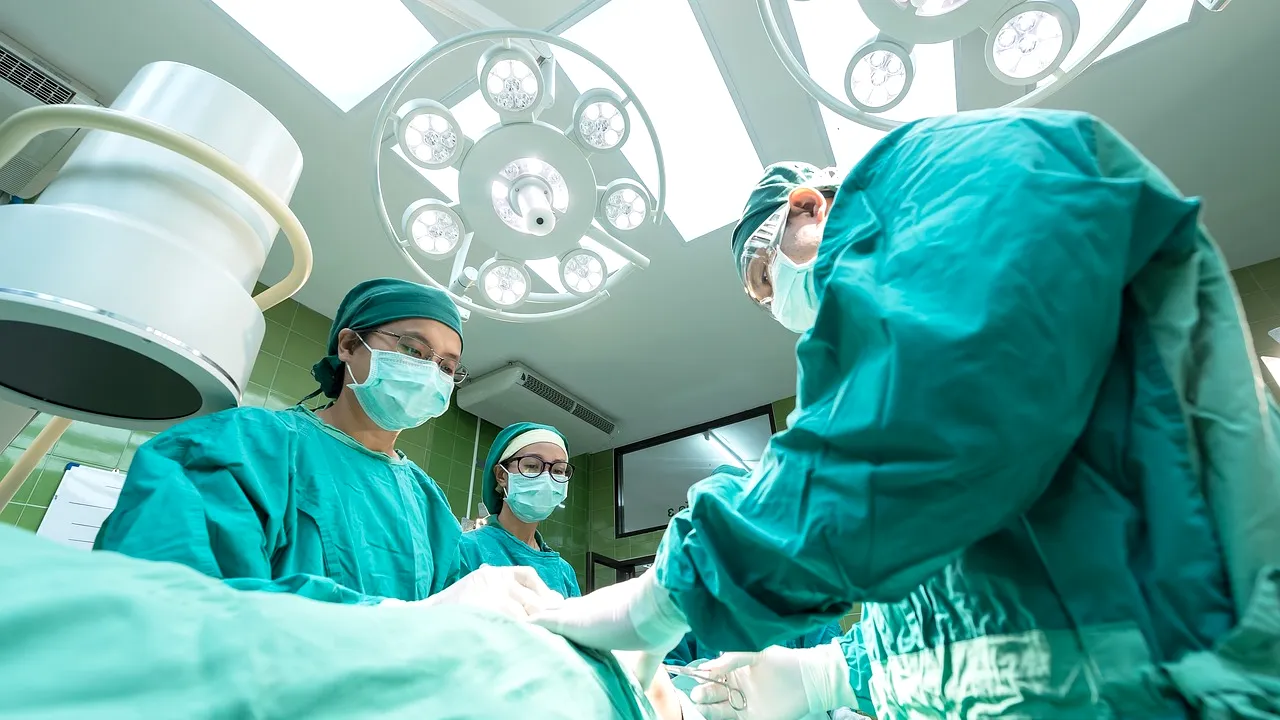 Povestea incredibilă a unei tinere din Spania. Operată pentru extirparea unei tumori, medicii i-au uitat un burete în gât