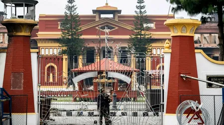 Momentul în care premierul Nepalului este EVACUAT cu elicopterul. Imaginile amintesc de Revoluția din 1989 din România