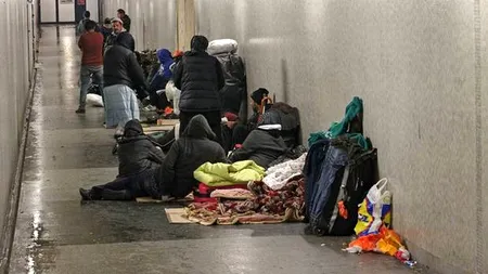 Mai mulți cerșetori români au ocupat un parc și o stație de metrou din Londra: „Suntem cetățeni europeni, dați-ne case