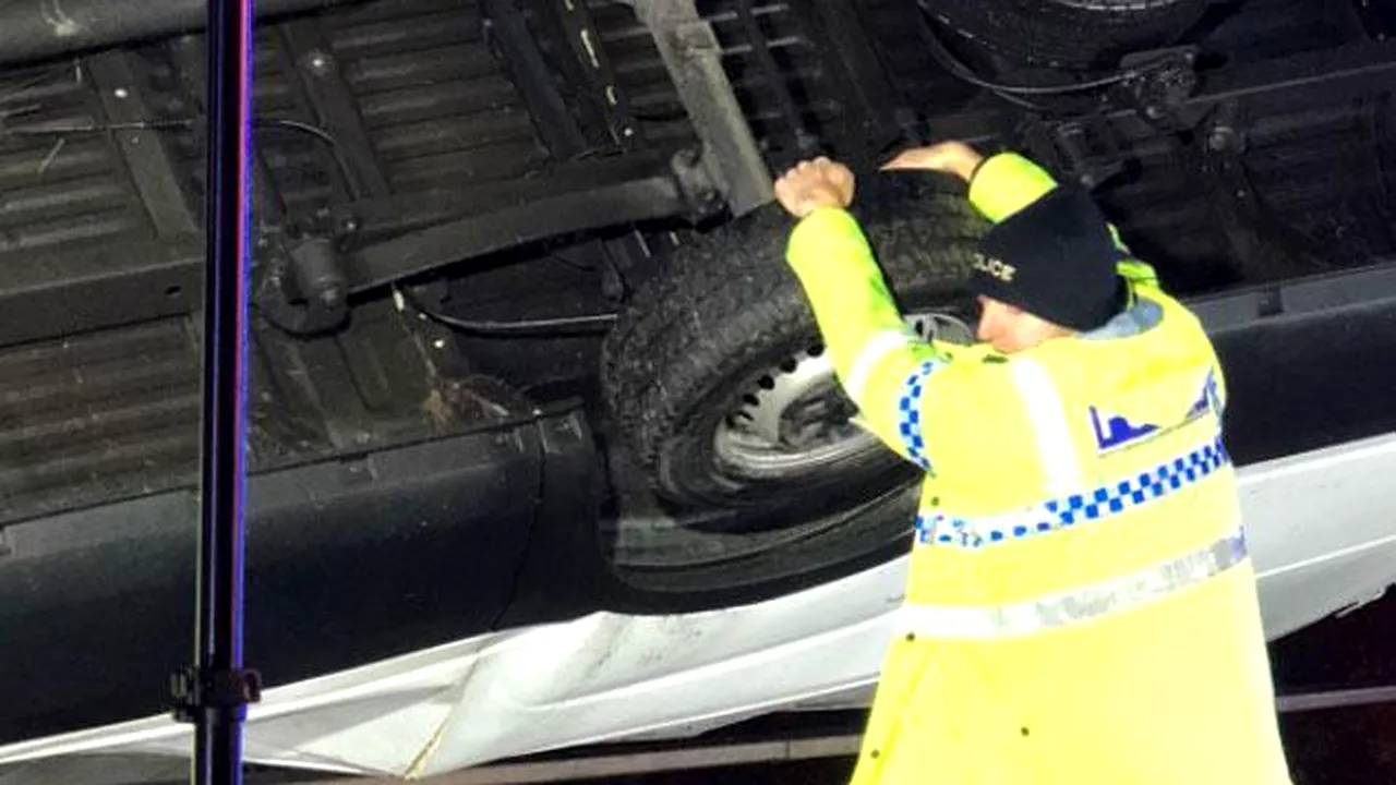 Gest incredibil al unui polițist britanic: a ținut cu forța o autoutilitară care era să cadă de pe un pod. Șoferul era prins înăuntru. GALERIE FOTO