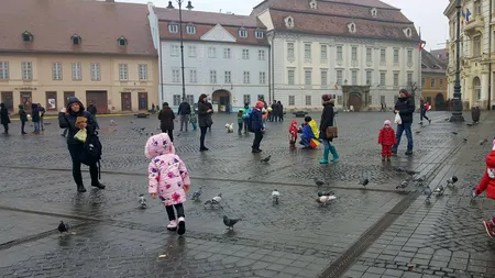 Proteste antiguvernamentale cu cărți și copii în centrul Sibiului