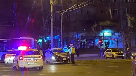 Iar a fost accident cu mașina de poliție în București! A venit ambulanța la fața locului! FOTO