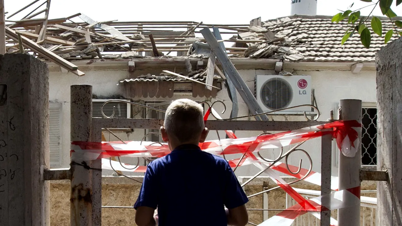 ZECI DE RACHETE LANSATE din Fâșia Gaza către Israel. Trei persoane au fost rănite