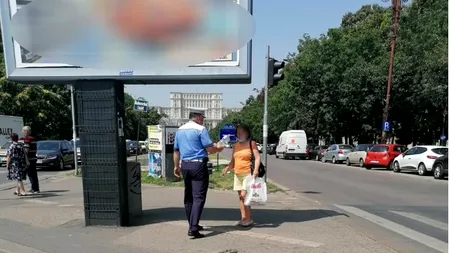 Polițiștii locali împart apă bucureștenilor, pe stradă, pe perioada caniculei