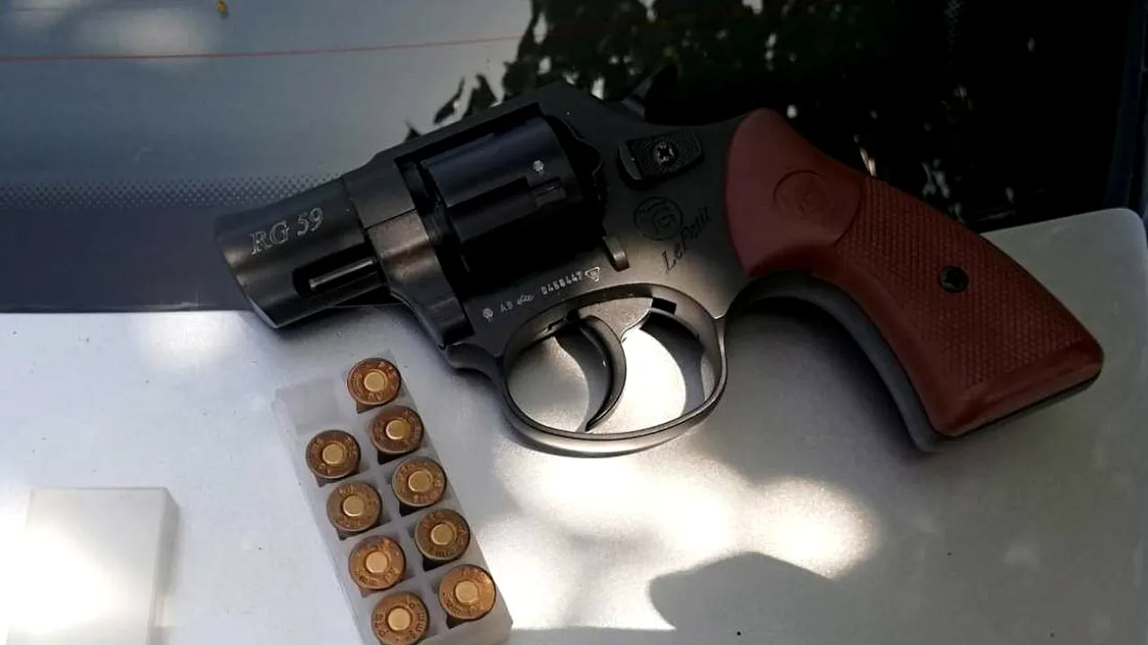 Pistol găsit asupra unui bărbat de 70 de ani. Explicația ciudată oferită de bărbat pentru posesia ilegală de armă