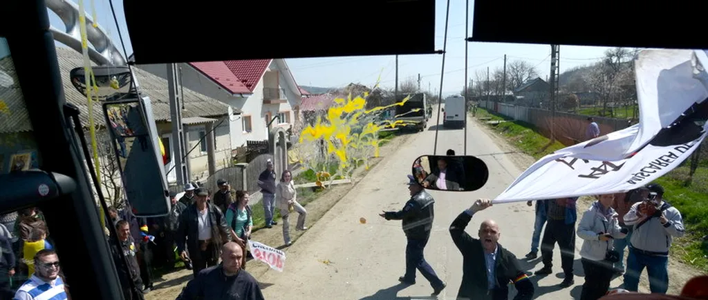 Protestatarii care au aruncat cu ouă în autocarul ziariștilor la Pungești, căutați de polițiști