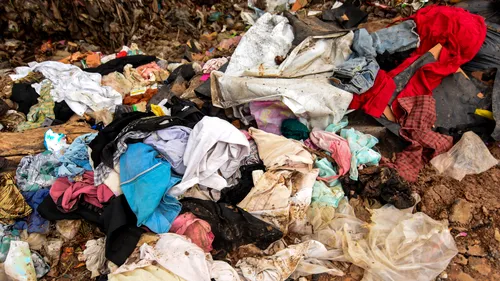 POLUARE. Impactul industriei fashion asupra planetei: Doar 15% din deșeurile textile se reciclează