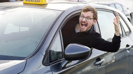 Un taximetrist și-a ieșit din minți și a luat la BĂTAIE o femeie în plină stradă dintr-un motiv ireal: „Omul tremura de nervi și se înroșise la față”