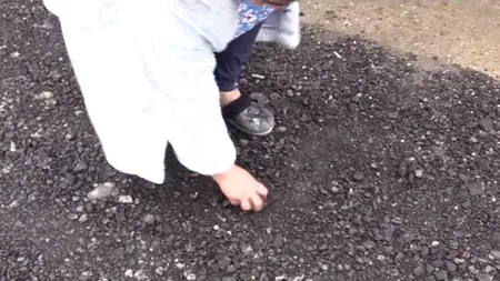Mai mulți locuitori ai unui cartier din Ploieşti și-au ASFALTAT singuri strada, după ce s-au trezit cu grămezi de pietriș în zonă. Reacția Primăriei