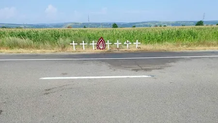 Imaginea durerii, după cea mai mare tragedie rutieră din ultimii doi ani: O coroană şi şapte cruci pe E85, unde tot atâtea persoane și-au pierdut viața