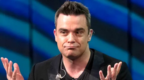 Robbie Williams a căzut peste o femeie și i-a rupt mâna, în timpul unui concert