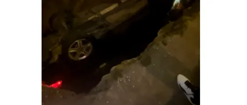 VIDEO - Un șofer teribilist a căzut într-o groapă de pe Șoseaua Pantelimon. A stat câteva zeci de minute cu capul în jos
