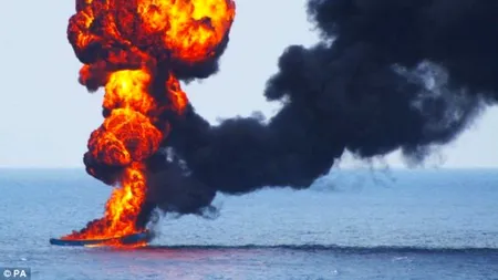 GALERIE FOTO. Demonstrație de forță în largul Somaliei. O barcă de pirați somalezi a fost aruncată în aer de un elicopter britanic