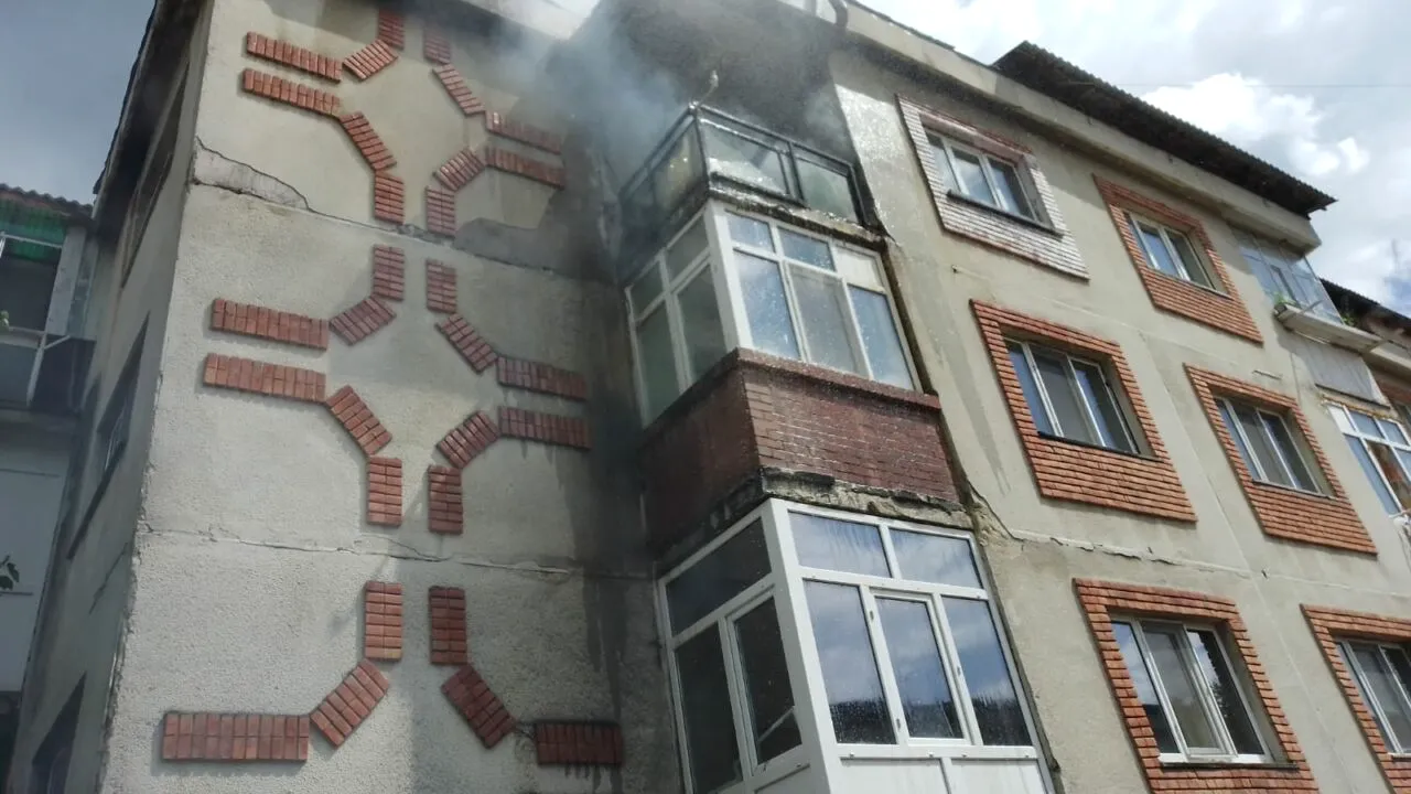 O garsonieră din Vâlcea, în care se aflau doi COPII, a fost cuprinsă de flăcări / Cum au reușit să scape cu viață micuții