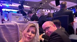 Moment controversat în sala unde a avut loc atacul armat asupra lui Trump. Ambasadoarea Ucrainei pare ca a recreat scena atacului, doar pentru a-și face un selfie. Sta pe jos, în timp ce toți ceilalți invitați stau pe scaune