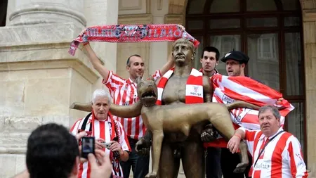 FINALA EUROPA LEAGUE 2012 - FOTOGRAFIA ZILEI. Suporterii lui Athletic Bilbao s-au pozat cu statuia împăratului Traian și lupoaica