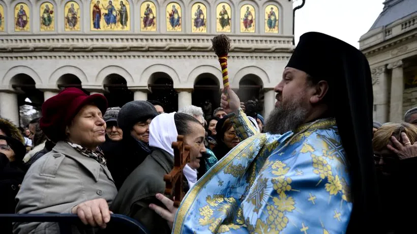 FOTOREPORTAJ Aproape 1.000 de oameni la Patriarhie, de Bobotează; PF Daniel le-a urat sănătate