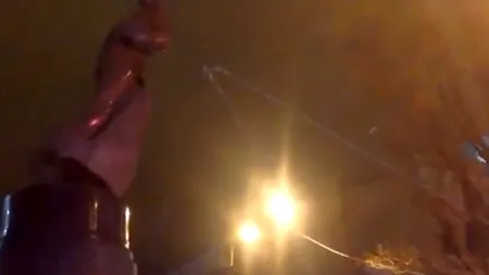 Protestatarii ucraineni au dărâmat o statuie a lui Lenin din centrul Kievului