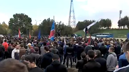 S-au anunțat 10.000 dar au venit câteva sute: mitingul anti Gigi Becali al fanilor steliști, un mare eșec