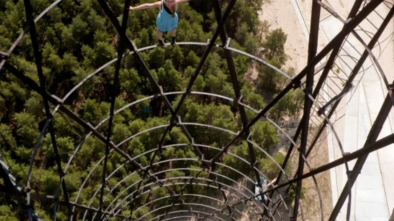 GALERIE FOTO. Fotografii care își riscă viața pentru instantanee la înălțime