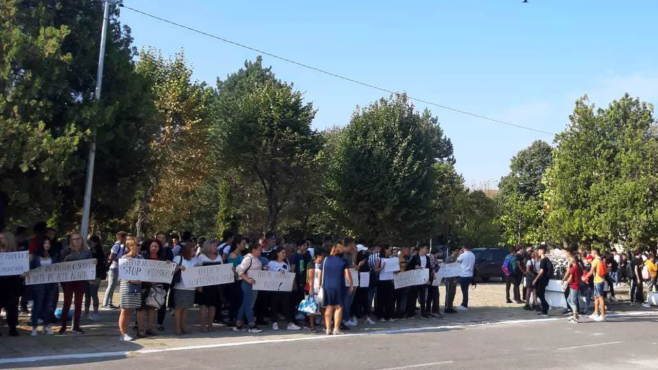 Situație dramatică în învățământul românesc | Protest și ore ținute în curtea școlii, la un colegiu din Craiova. Elev: Nu avem săli de clasă - VIDEO 