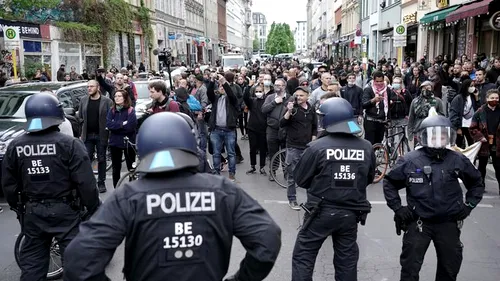 GERMANIA. Proteste în Berlin și Stuttgart cu sute de persoane împotriva măsurilor de restricție