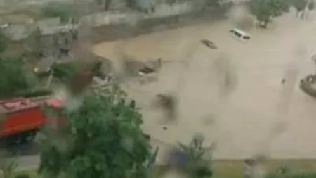 Zeci de case și străzi inundate pe litoral, în urma ploilor. FOTO