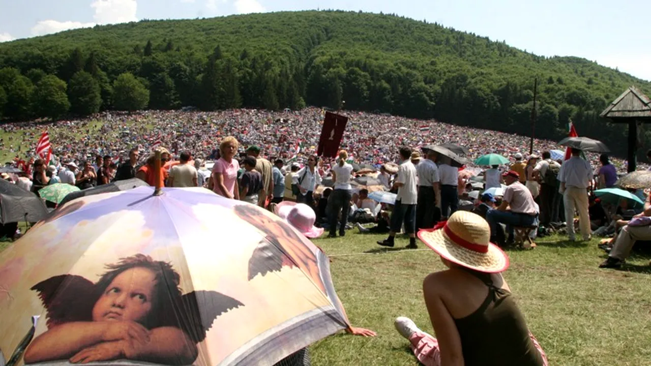 RUSALII 2012. Aproximativ 15.000 de credincioși au ajuns deja pe muntele Șumuleu Mic. Alte 40.000 de persoane urcă spre locul de pelerinaj