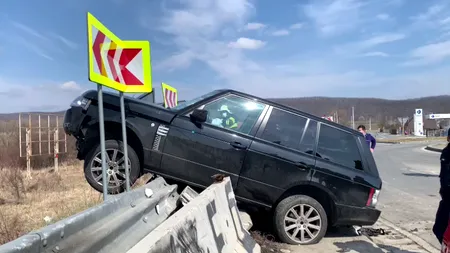 Accident spectaculos la ieșirea de pe A1, lângă Pitești. Un SUV a rămas suspendat pe un parapet din beton (VIDEO)
