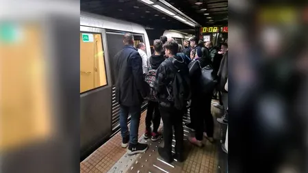 Panică la metrou! Două trenuri s-au tamponat. Călătorii, blocați peste 40 de minute