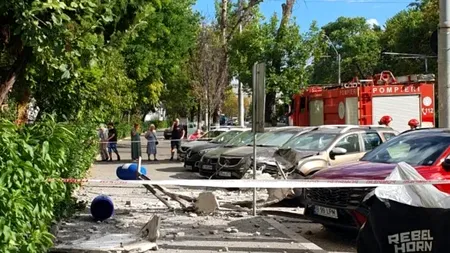 Un balcon al unui bloc din București a căzut peste o mașină. Ce măsuri au luat reprezentanții Inspectoratului de Stat în Construcții