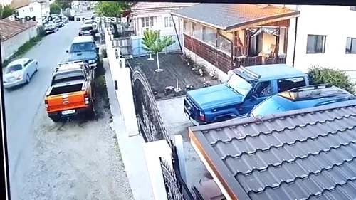 Urmărire ca-n filme într-o localitate din județul Buzău, surprinsă de camerele de supraveghere. De ce voia șoferul să scape de polițiști (VIDEO)