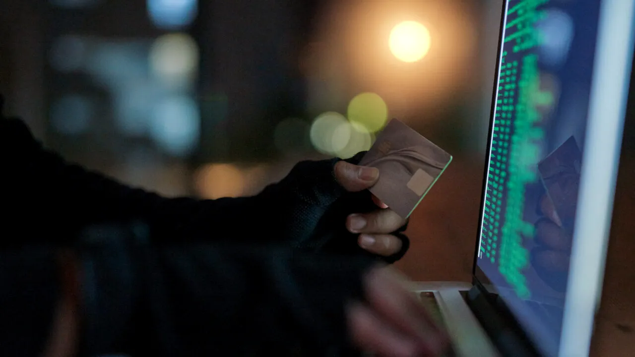 Un tânăr a pierdut 90.000 de lei, din cauza unei escrocherii cu ATM-uri crypto: 