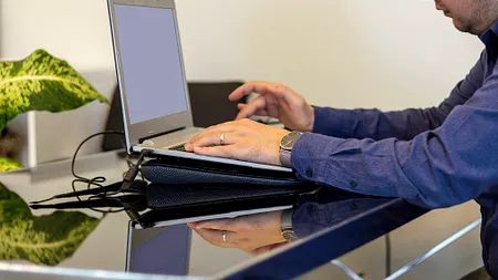 Munca de acasă, noua normalitate! Circa 30% dintre angajații români spun că productivitatea lor a crescut în această perioadă (STUDIU)