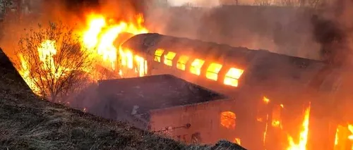VIDEO Incendiu violent în gara Oravița. Flăcările au cuprins patru vagoane