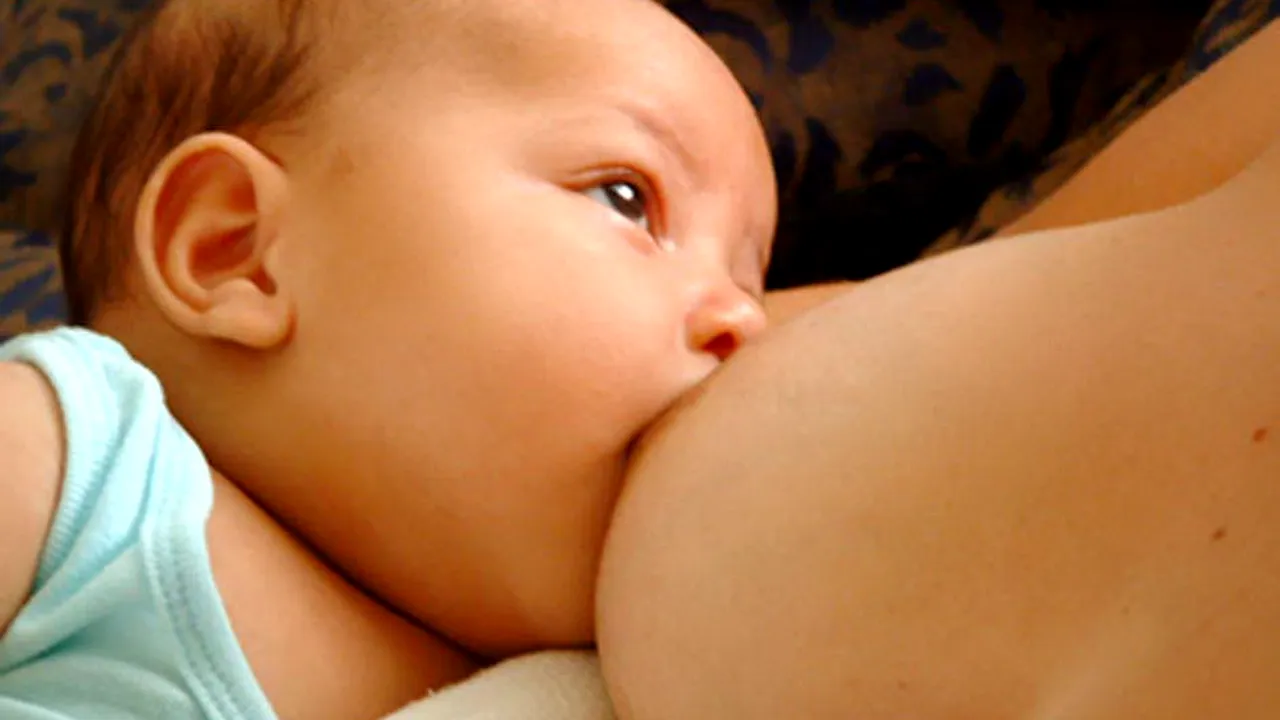 Fenomenul care ia amploare în România. Aproape 90% dintre mame fac asta în prima oră după nașterea copilului