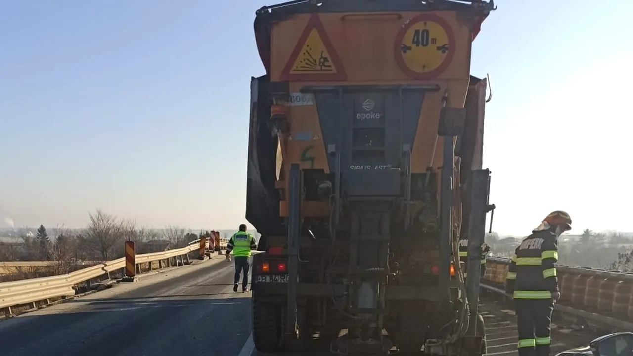 Angajat CNAIR, rănit pe șosea, în timp ce curăța resturile de la un accident anterior: „Victima neatenției unui conducător”