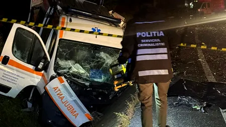 ACCIDENT grav cu șase victime la Cluj. O femeie a murit după ce ambulanța în care se afla s-a ciocnit violent cu un autoturism pe DN1