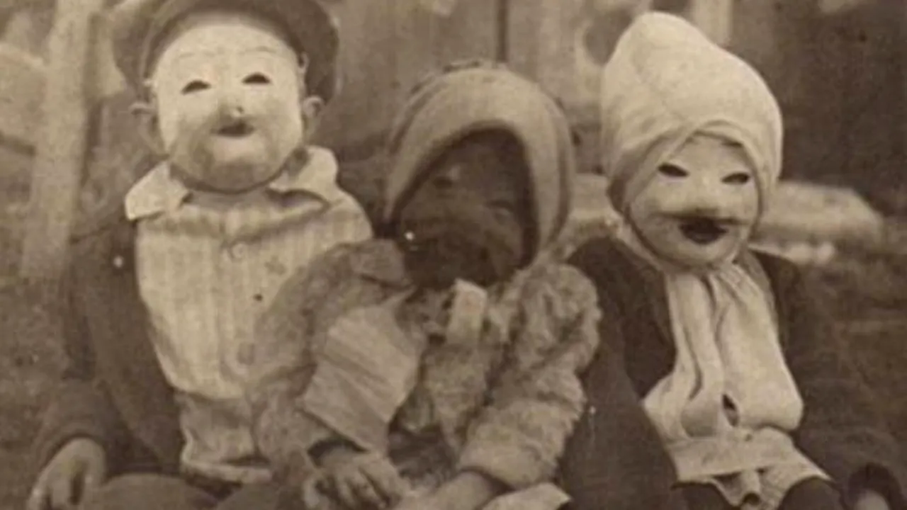  GALERIE FOTO. Cum arată cele mai ciudate costume de Halloween